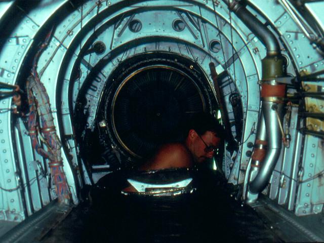 a4-15xxxx-a4x-ddmmm85-rnzaf-nz62xx-looking-up-aft-fuselage-with-tailpipe-removed-rnzaf-official.jpg