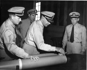 fagu-lcdr-llyle-vadm-martin-inspecting-weapons--26may52_lyle.jpg